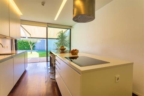 Moradia T5 c/ jardim e piscina no Pinheiro Manso