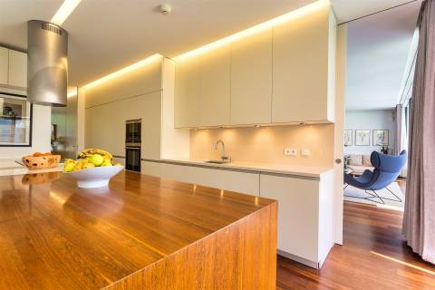 Moradia T5 c/ jardim e piscina no Pinheiro Manso