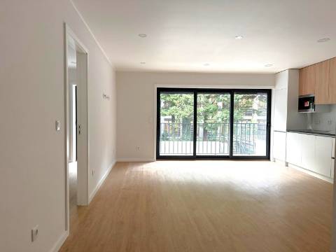 T2+1 novo c/ varanda p/ arrendar no Campo Alegre