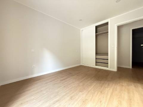 T2+1 novo c/ varanda p/ arrendar no Campo Alegre