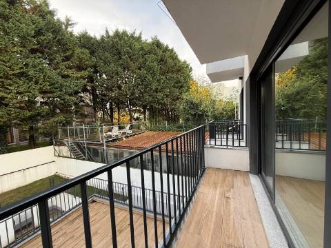 T2+1 novo c/ varanda p/ arrendar no Campo Alegre