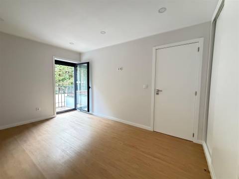 T2+1 novo c/ varanda p/ arrendar no Campo Alegre