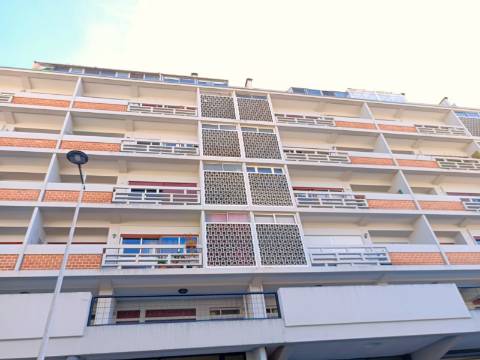 T0 c/ varanda renovado na baixa do Porto na Rua Fernandes Tomás