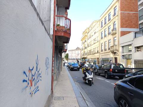 T0 c/ varanda renovado na baixa do Porto na Rua Fernandes Tomás