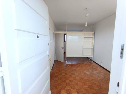 T0 c/ varanda renovado na baixa do Porto na Rua Fernandes Tomás