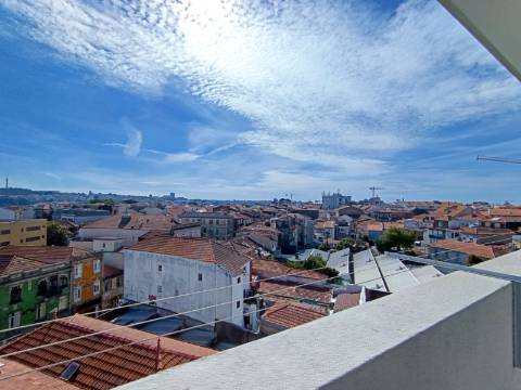 T0 c/ varanda renovado na baixa do Porto na Rua Fernandes Tomás