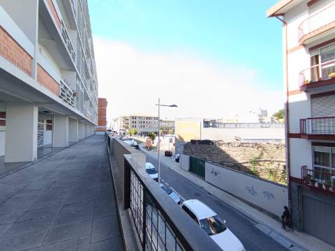 T0 c/ varanda renovado na baixa do Porto na Rua Fernandes Tomás
