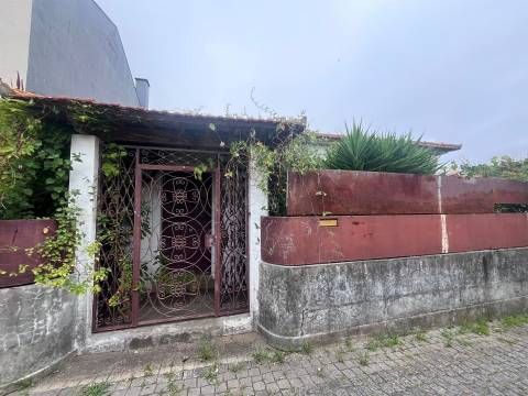 Moradia T4 c/ jardim junto ao rio nas Condominhas