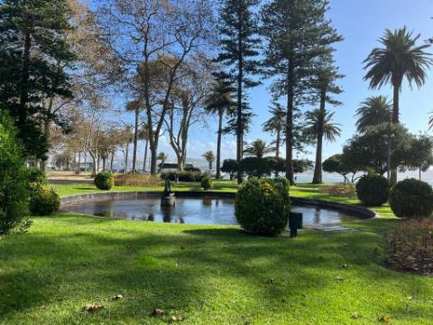 Moradia T4 c/ jardim junto ao rio nas Condominhas