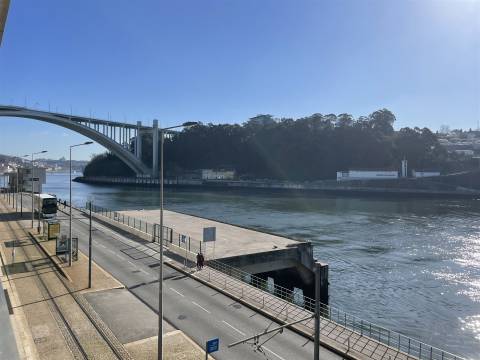 Moradia T4 c/ jardim junto ao rio nas Condominhas