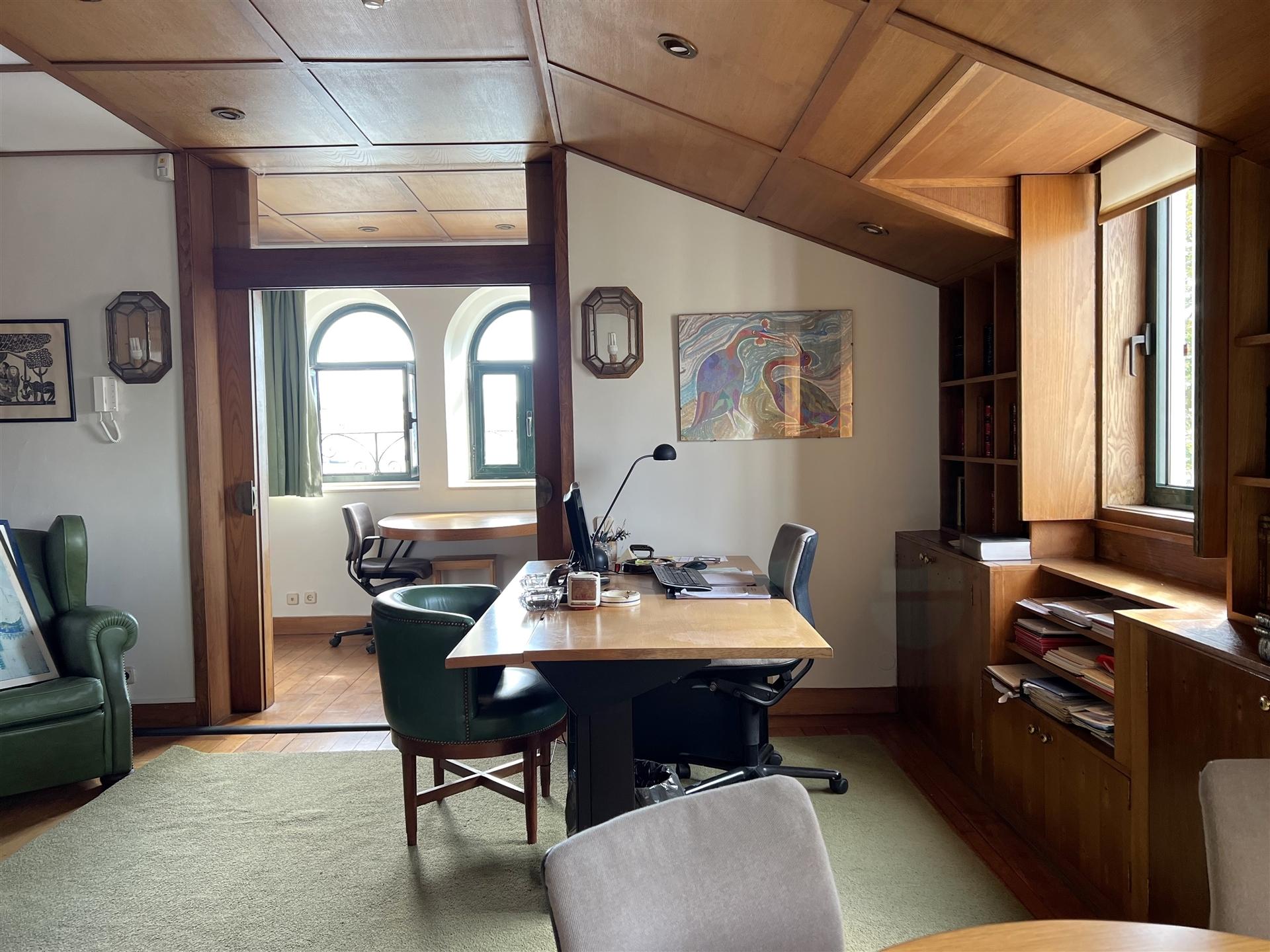 Escritório p/ arrendar na marginal do Porto