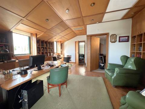 Escritório p/ arrendar na marginal do Porto