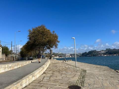 Moradia T2 para arrendar junto ao rio em Lordelo do Ouro