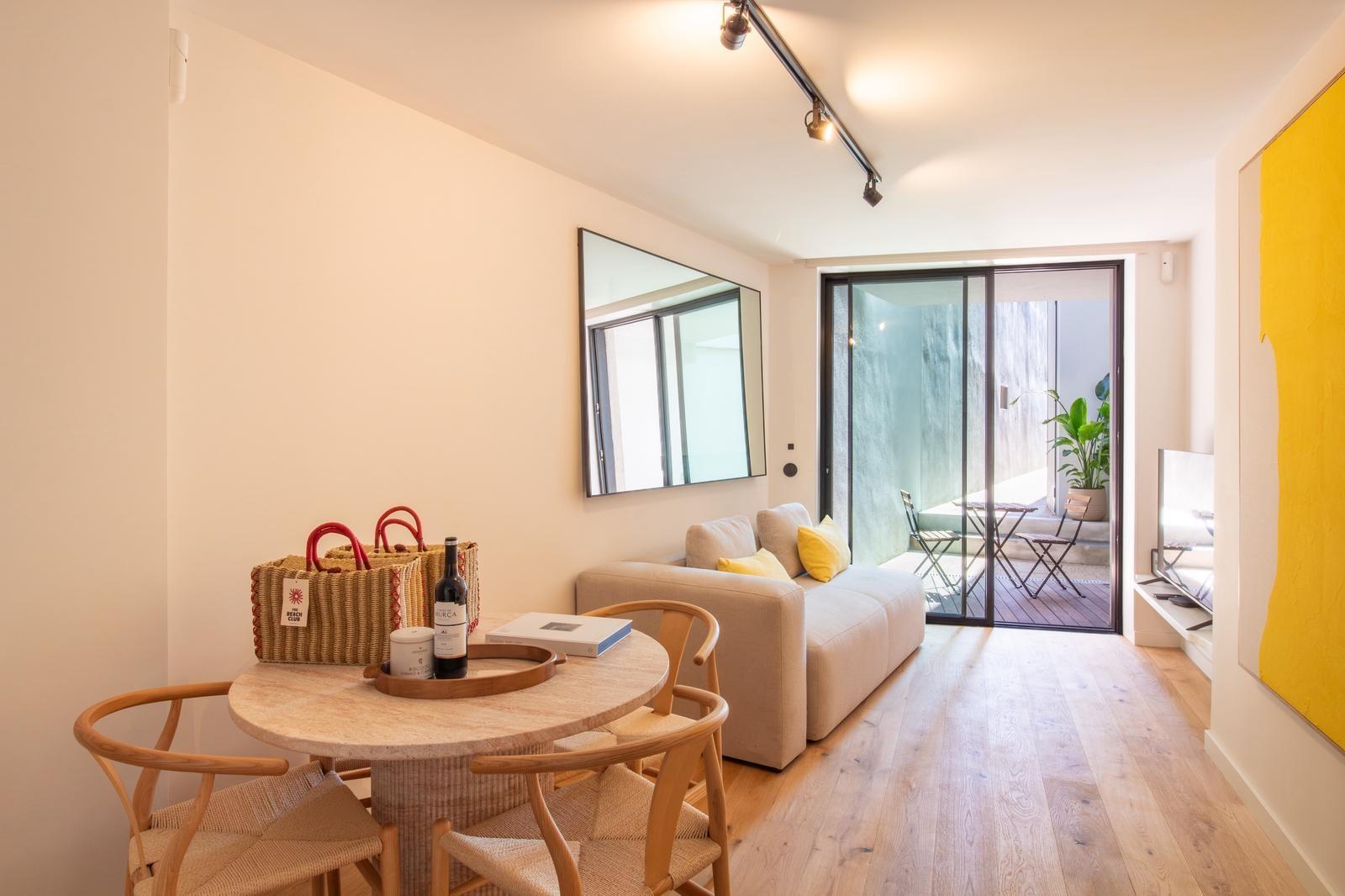 T0+2 de Luxo mobilado e totalmente equipado c/ pátio na Foz do Douro