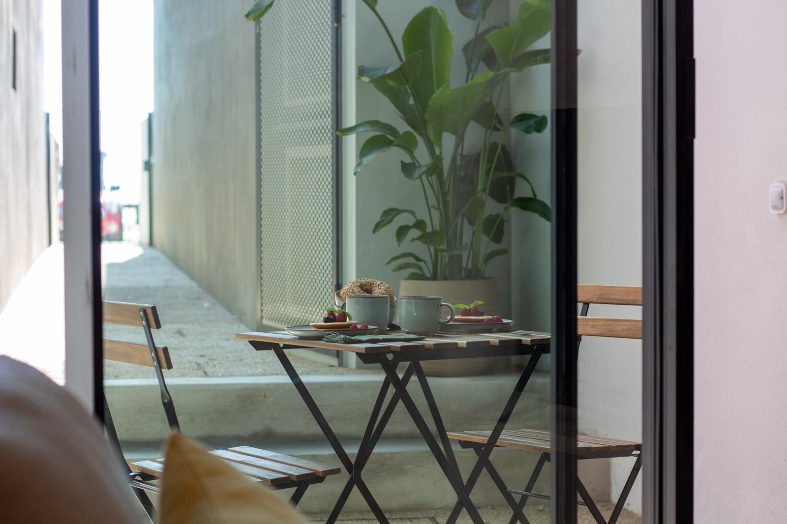 T0+2 de Luxo mobilado e totalmente equipado c/ pátio na Foz do Douro