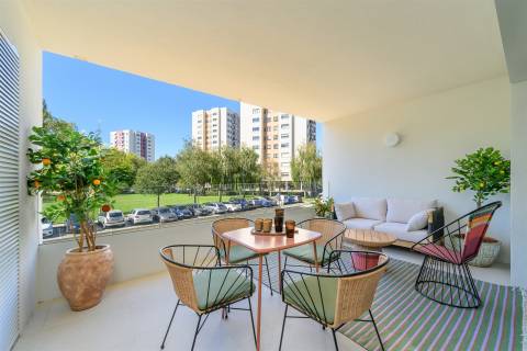 Apartamento T2 no 8.º Andar c/ Varanda Sul/Poente, Garagem e Arrumo em Ramalde