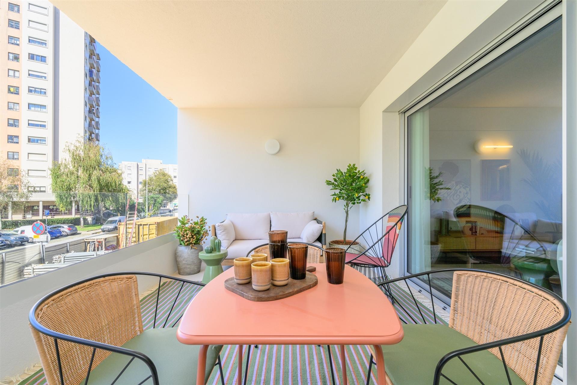 Apartamento T2 no 8.º Andar c/ Varanda Sul/Poente, Garagem e Arrumo em Ramalde