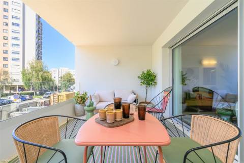 Apartamento T2 no 8.º Andar c/ Varanda Sul/Poente, Garagem e Arrumo em Ramalde