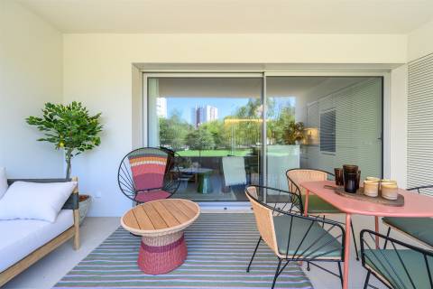 Apartamento T2 no 8.º Andar c/ Varanda Sul/Poente, Garagem e Arrumo em Ramalde