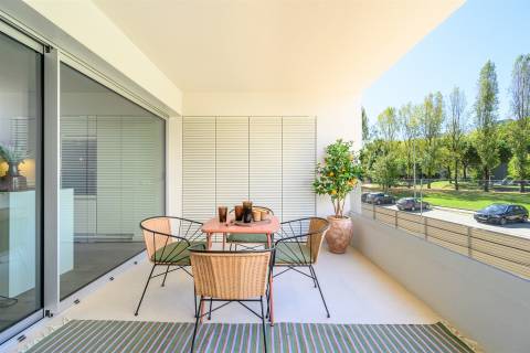 Apartamento T2 no 8.º Andar c/ Varanda Sul/Poente, Garagem e Arrumo em Ramalde