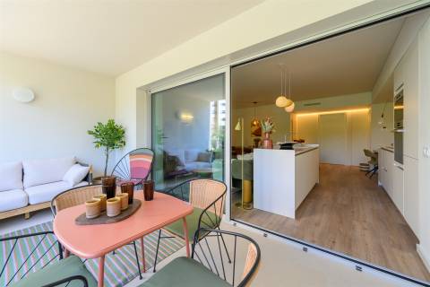 Apartamento T2 no 8.º Andar c/ Varanda Sul/Poente, Garagem e Arrumo em Ramalde