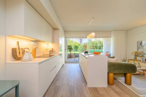 Apartamento T2 no 8.º Andar c/ Varanda Sul/Poente, Garagem e Arrumo em Ramalde