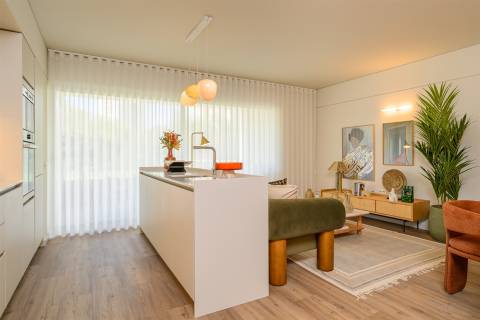 Apartamento T2 no 8.º Andar c/ Varanda Sul/Poente, Garagem e Arrumo em Ramalde