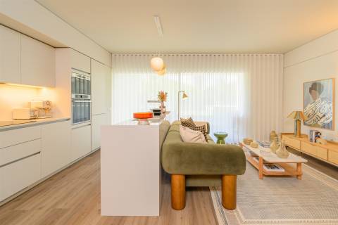 Apartamento T2 no 8.º Andar c/ Varanda Sul/Poente, Garagem e Arrumo em Ramalde