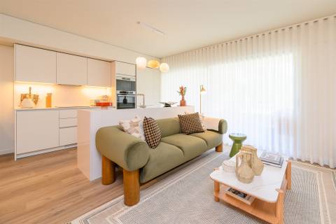 Apartamento T2 no 8.º Andar c/ Varanda Sul/Poente, Garagem e Arrumo em Ramalde