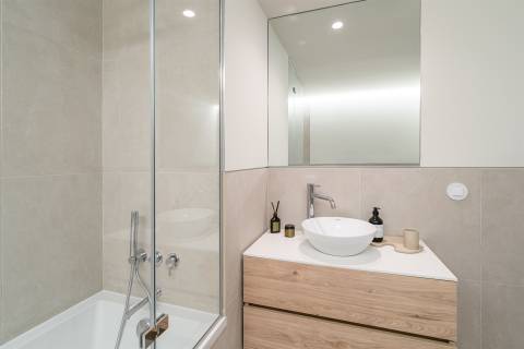 Apartamento T2 no 8.º Andar c/ Varanda Sul/Poente, Garagem e Arrumo em Ramalde