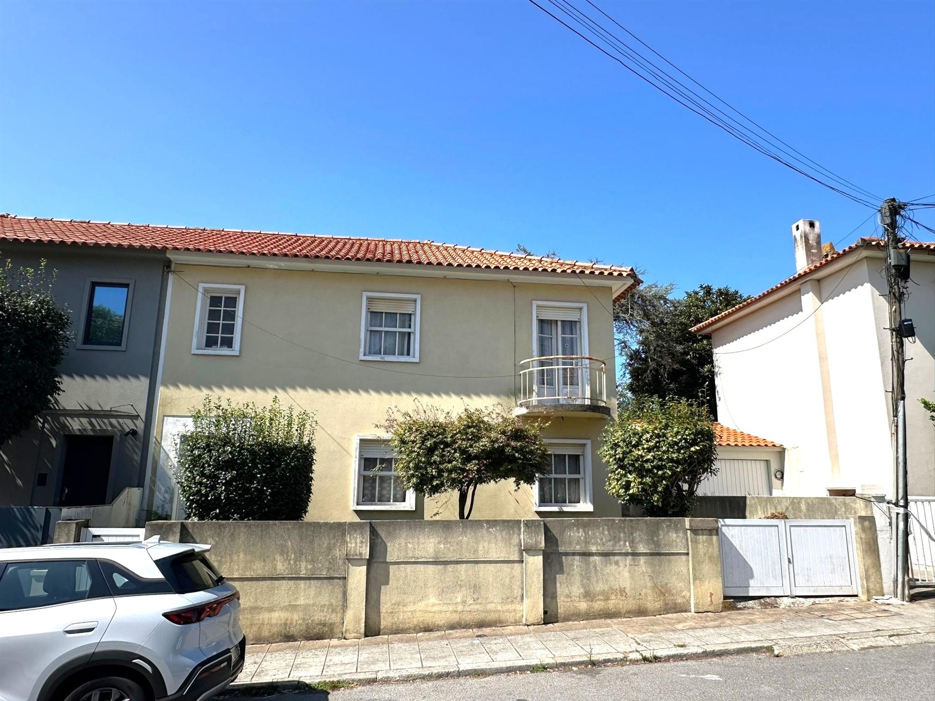 Moradia T4 com jardim em Aldoar, junto à Av. da Boavista e Parque da Cidade