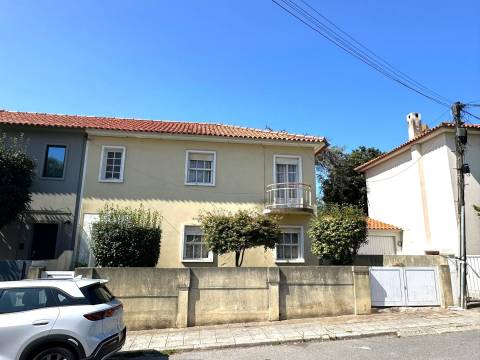 Moradia T4 com jardim em Aldoar, junto à Av. da Boavista e Parque da Cidade