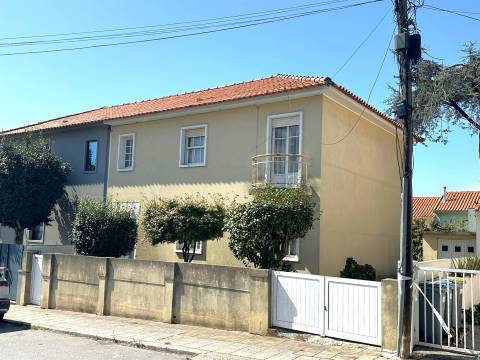 Moradia T4 com jardim em Aldoar, junto à Av. da Boavista e Parque da Cidade