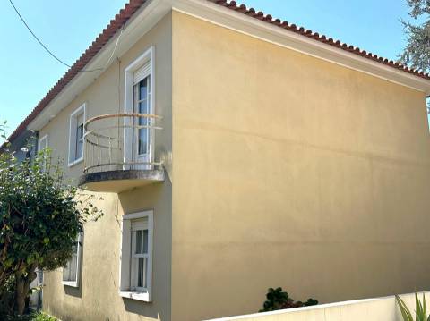 Moradia T4 com jardim em Aldoar, junto à Av. da Boavista e Parque da Cidade