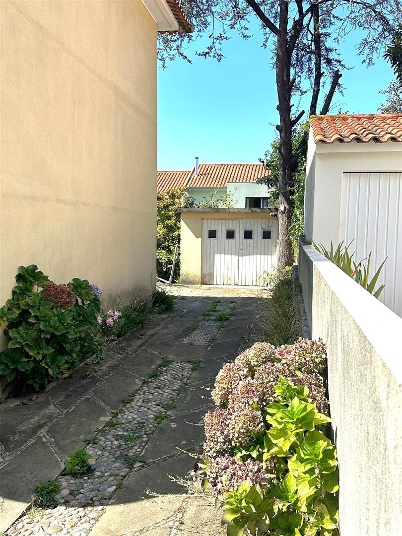 Moradia T4 com jardim em Aldoar, junto à Av. da Boavista e Parque da Cidade