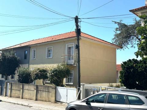 Moradia T4 com jardim em Aldoar, junto à Av. da Boavista e Parque da Cidade