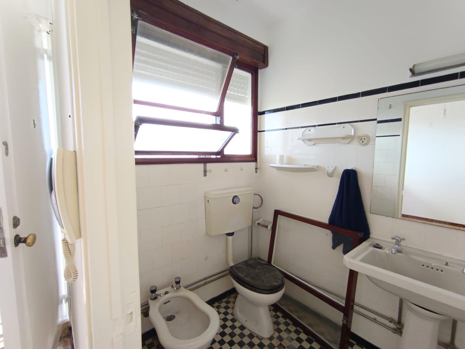 T0 c/ varanda renovado na baixa do Porto na Rua Fernandes Tomás