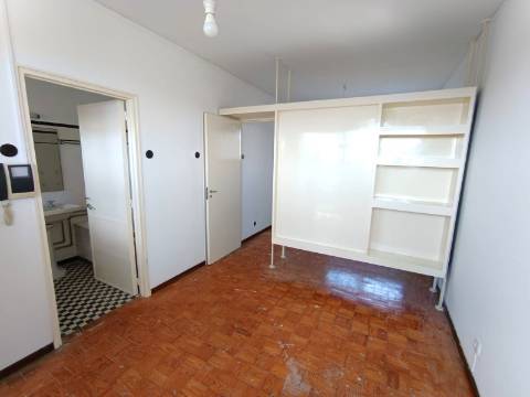 T0 c/ varanda renovado na baixa do Porto na Rua Fernandes Tomás