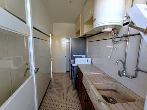 T0 c/ varanda renovado na baixa do Porto na Rua Fernandes Tomás