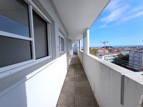 T0 c/ varanda renovado na baixa do Porto na Rua Fernandes Tomás