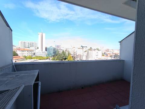 T0 c/ varanda renovado na baixa do Porto na Rua Fernandes Tomás