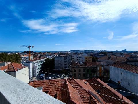 T0 c/ varanda renovado na baixa do Porto na Rua Fernandes Tomás