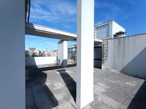 T0 c/ varanda renovado na baixa do Porto na Rua Fernandes Tomás