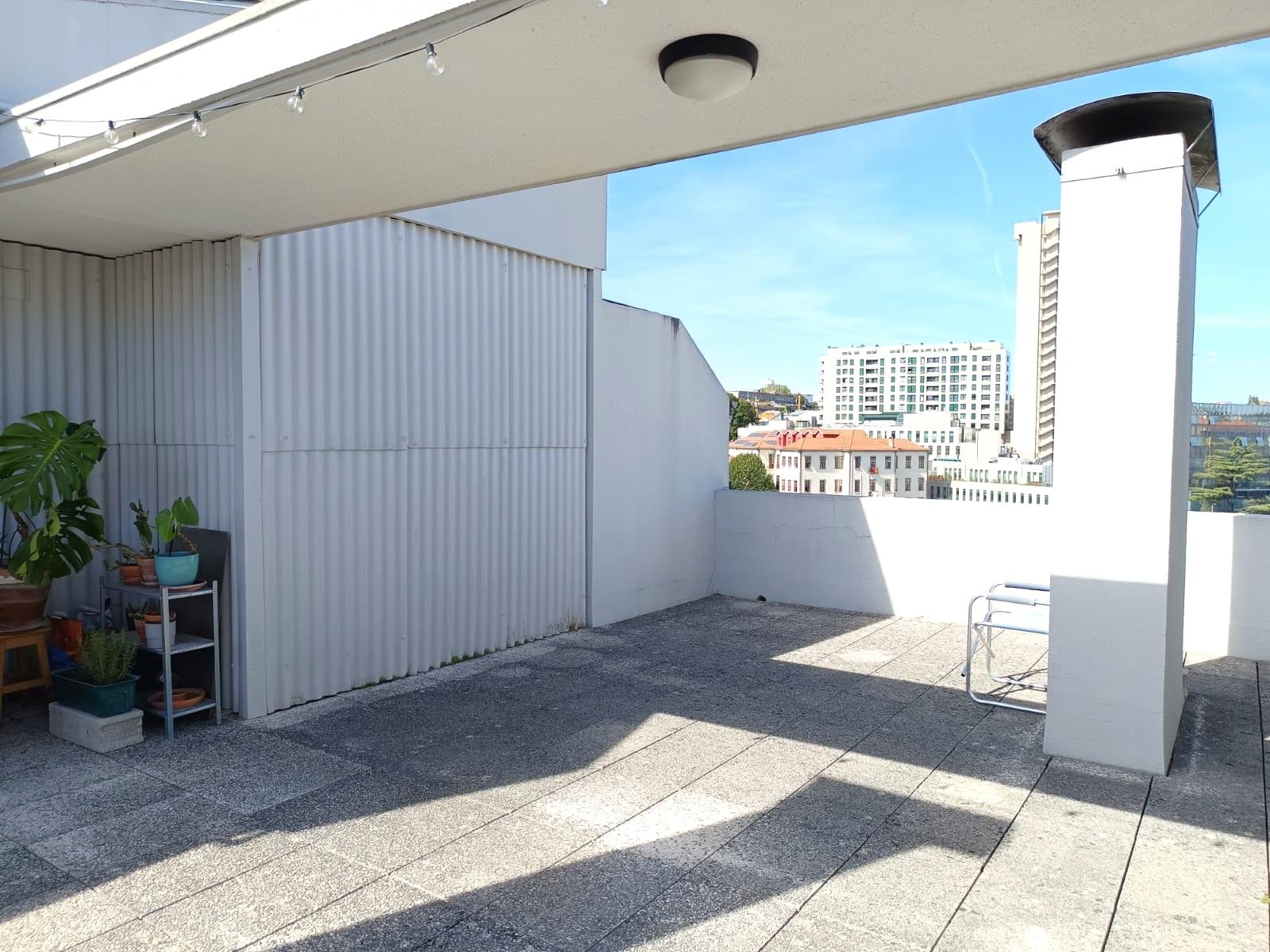 T0 c/ varanda renovado na baixa do Porto na Rua Fernandes Tomás