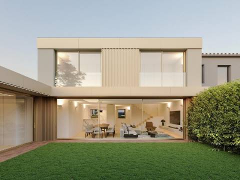Moradia T4 de luxo com jardim em Aldoar, junto à Av. da Boavista