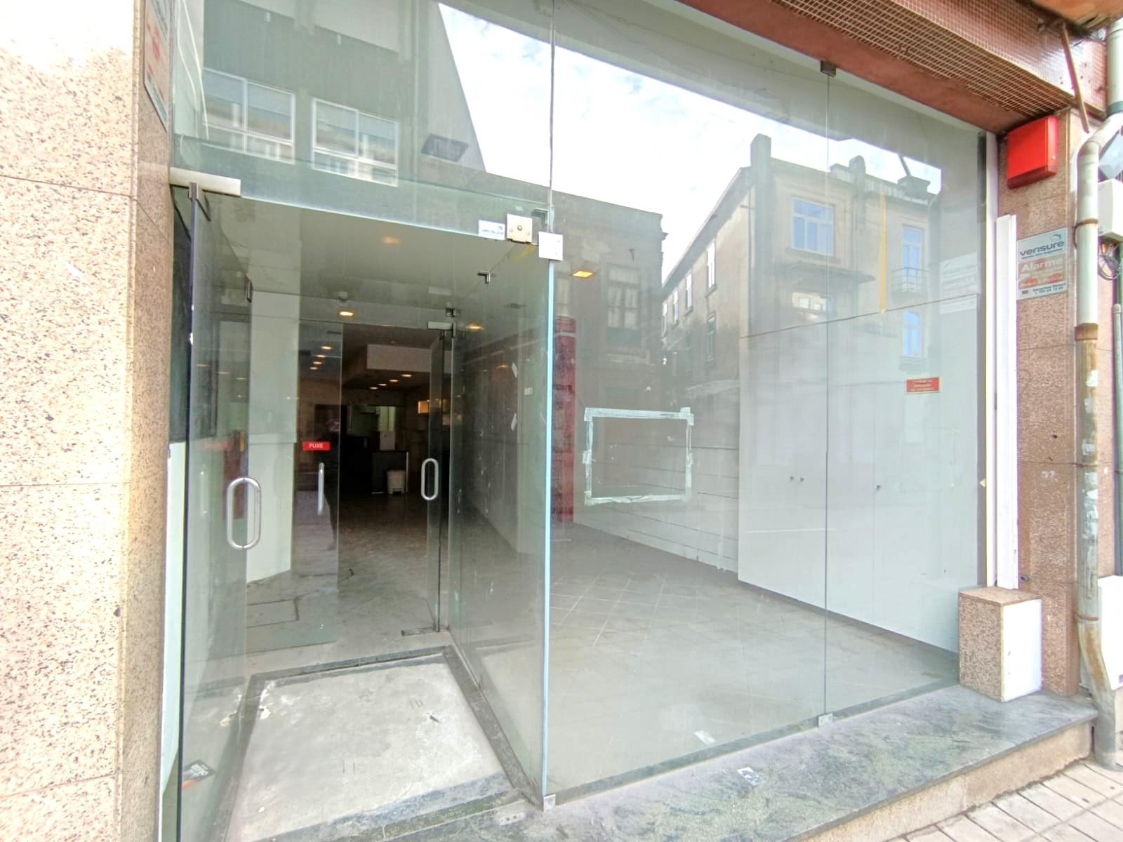 Loja p/ arrendar, à Boavista, com 150 m² – , Porto