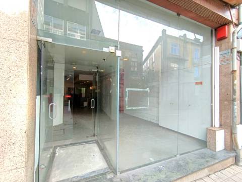 Loja p/ arrendar, à Boavista, com 150 m² – , Porto