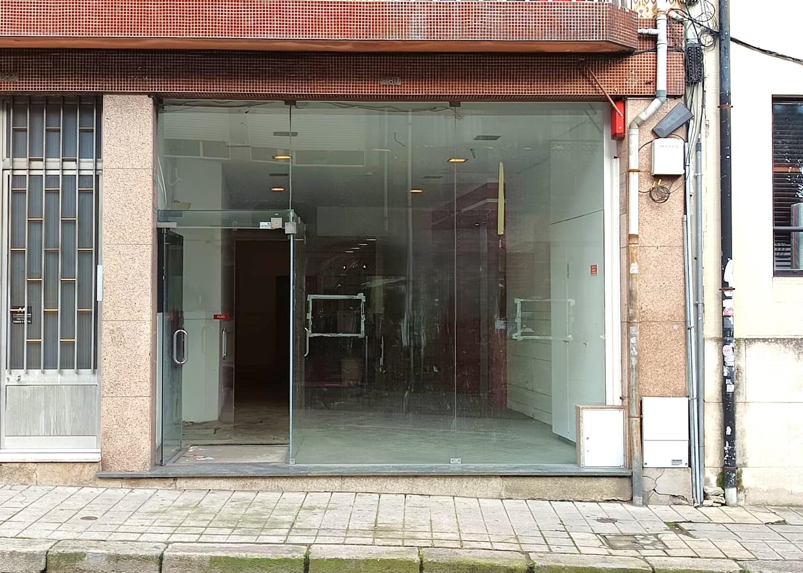 Loja p/ arrendar, à Boavista, com 150 m² – , Porto