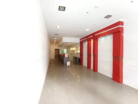 Loja p/ arrendar, à Boavista, com 150 m² – , Porto