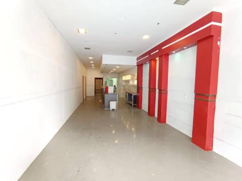 Loja p/ arrendar, à Boavista, com 150 m² – , Porto